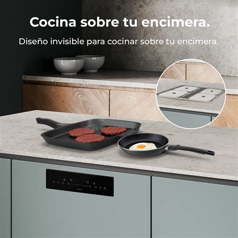 Placa de inducción con utensilios de cocina
