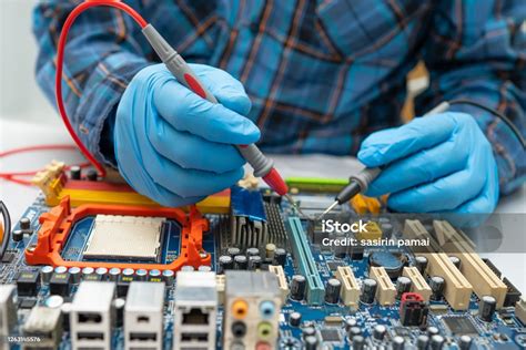 Técnico reparando una placa de inducción