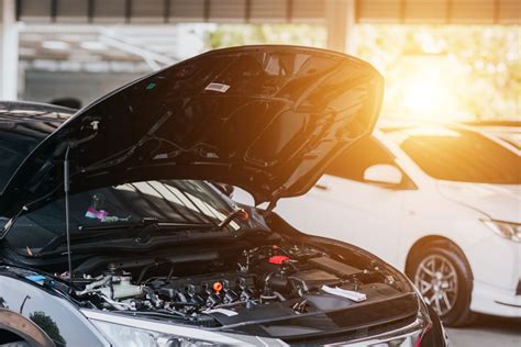 Compartimento del motor Toyota Auris con el capó abierto