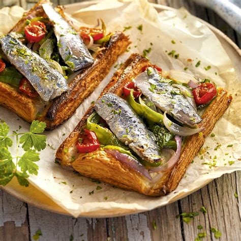 Coca de hojaldre con sardinas terminada