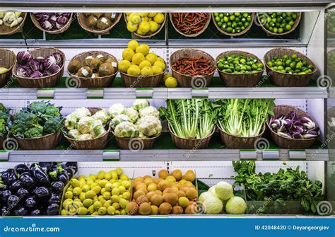 Variedad de cremas de verduras en un supermercado