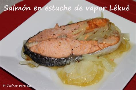 Salmón cocinándose en estuche de vapor