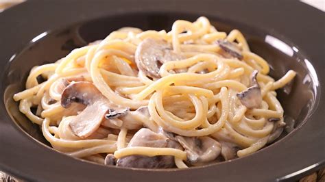 Espaguetis con nata y champiñones en un plato