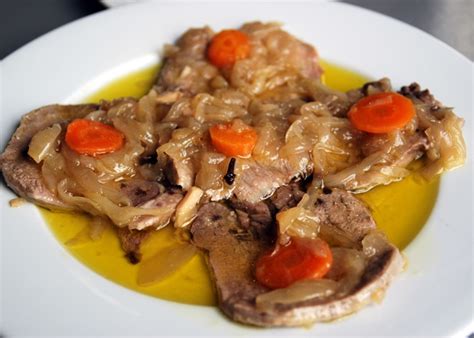 Plato de lengua en escabeche con guarnición