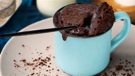 Mug cake de chocolate listo para servir