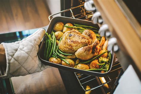 Variedad de alimentos preparados con un horno de cocción al vacío