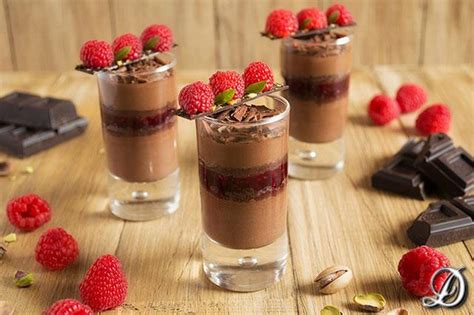 Mousse de chocolate en copas con decoración de frambuesas