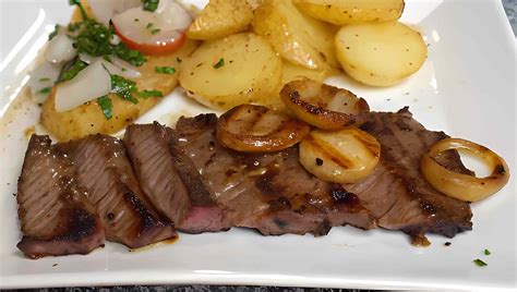 Plato de solomillo de cerdo con alioli de pera y peras caramelizadas