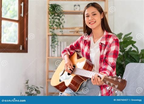 Joven cantautora con guitarra acústica