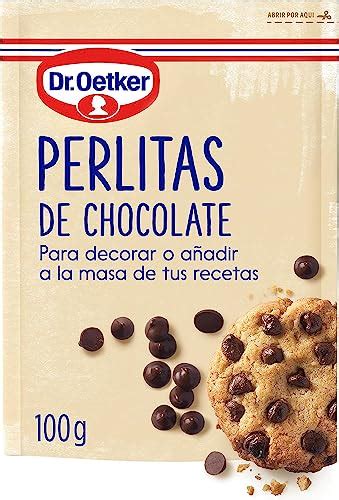 primer plano de pepitas de chocolate blanco sobre una superficie de madera