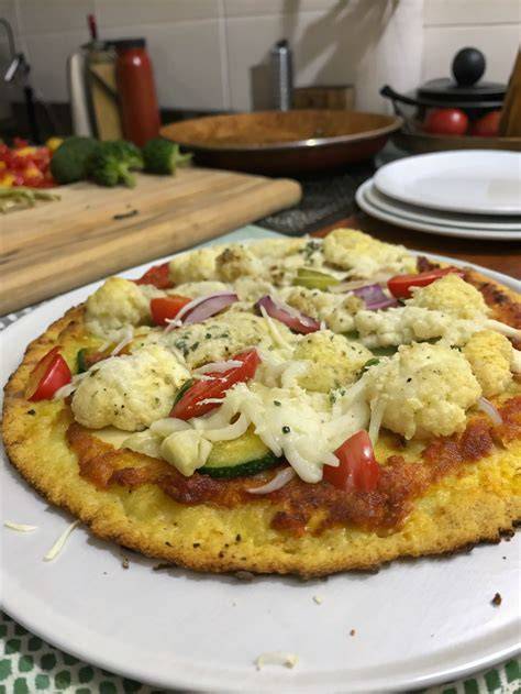 Pizza de coliflor lista para servir