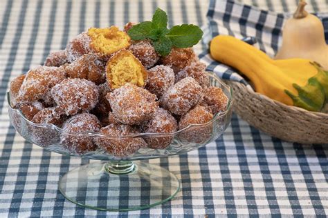 Mujeres valencianas preparando buñuelos de calabaza en una festividad