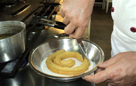 Interior de Casa Piloto mostrando la preparación de churros
