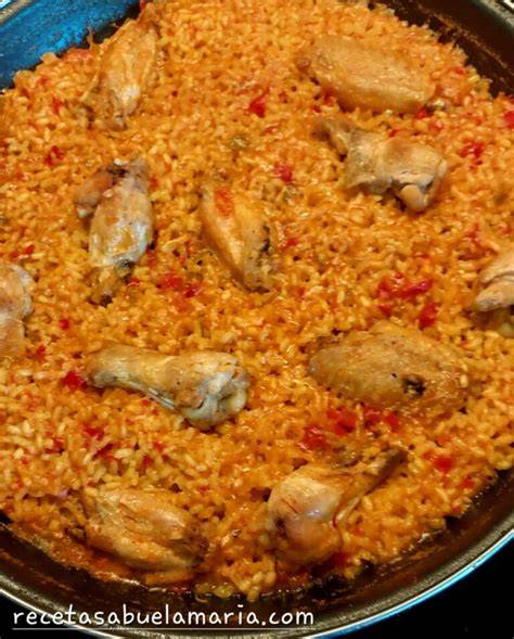 Arroz con alitas de pollo en paellera