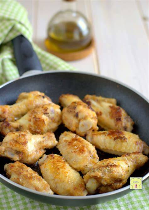 Alitas de pollo dorándose en una sartén