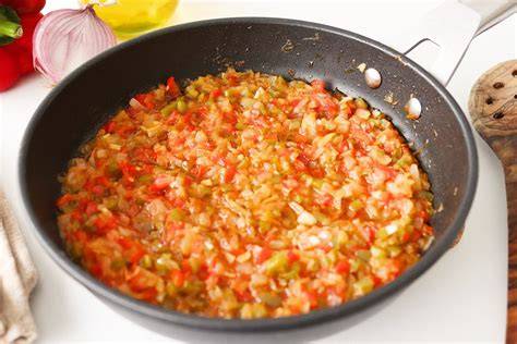 Ingredientes del sofrito en una sartén