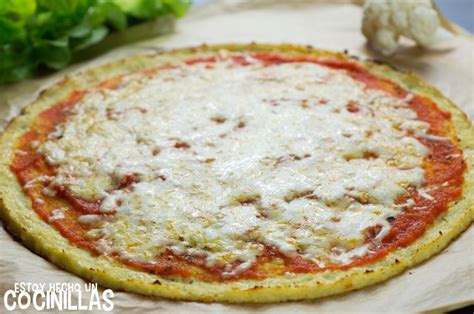 Pizza de coliflor con ingredientes frescos
