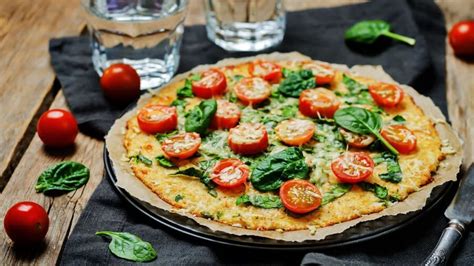 Ingredientes frescos para la base y la cobertura de la pizza de coliflor