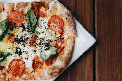 Pizza de coliflor recién horneada con albahaca fresca