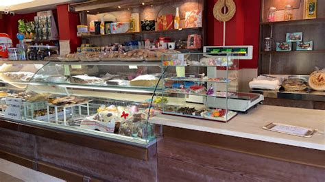 Interior de Panificadora Hermanos Serrano con una vitrina de dulces