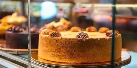 Tarta Goyesca en un mostrador de pastelería