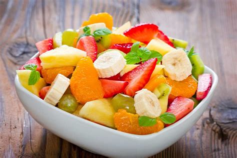 Macedonia de frutas frescas con un toque de hierbas