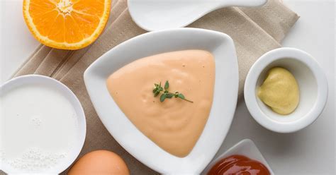 Ingredientes para la salsa brava: mayonesa, kétchup, pimentón picante y tabasco