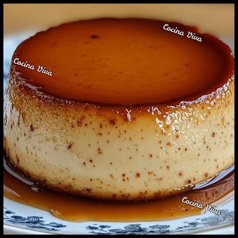 Mezcla del flan preparada en la flanera sobre caramelo y cubierta con film