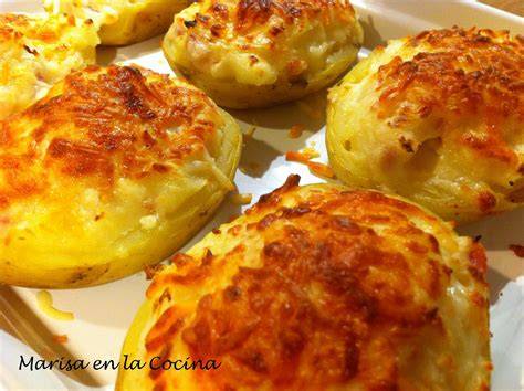 Resultado final de patatas rellenas gratinadas servidas