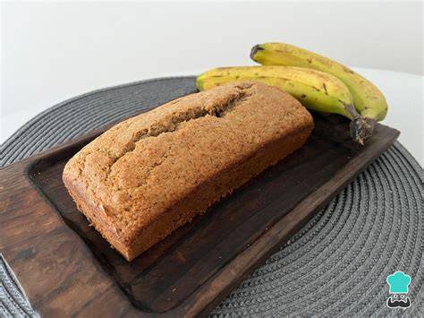 Budín de banana recién horneado