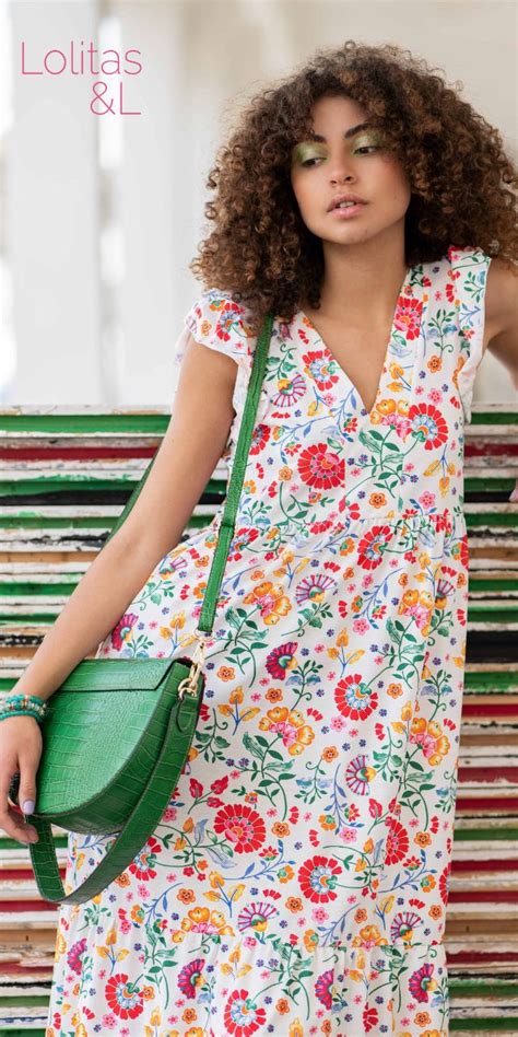 Mujer vistiendo un vestido estampado con motivos de tomates