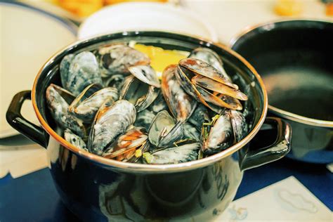Mejillones abriéndose en una olla con vino blanco