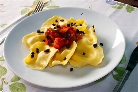 Raviolis cocinándose al dente en la salsa