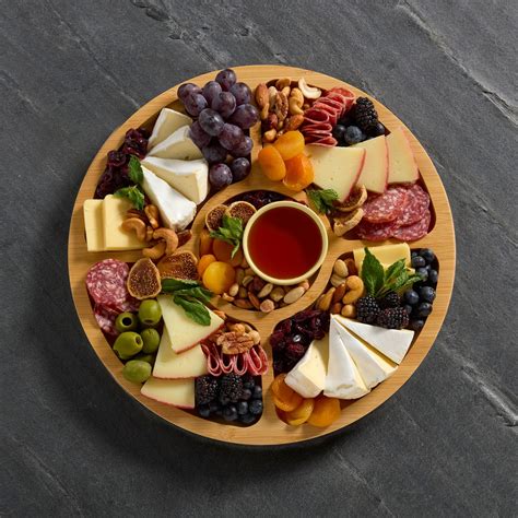 Tabla de servir con queso de cabra frito y varios acompañamientos