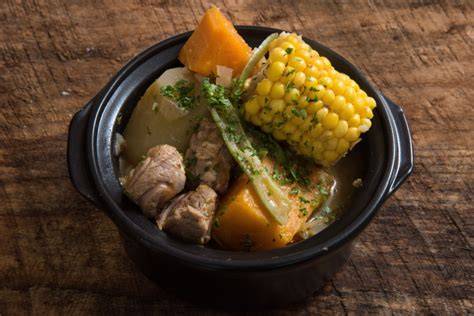 Cabrito asado en una cazuela de barro