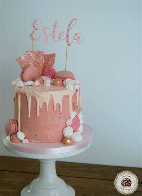 Tarta Drip Cake con glaseado y adornos