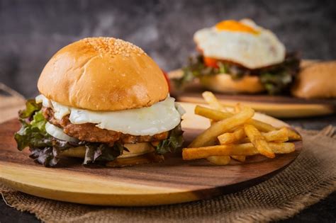 hamburguesa gourmet sin gluten servida en plato