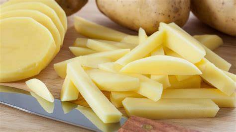 Patatas cortadas en bastones listas para freír