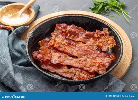 Bacon crujiente en una sartén