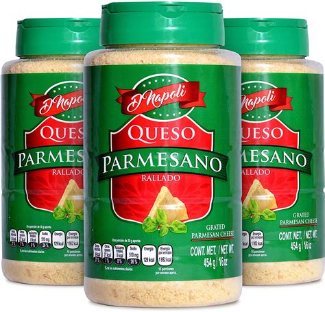 Parmesano vegano rallado sobre pasta
