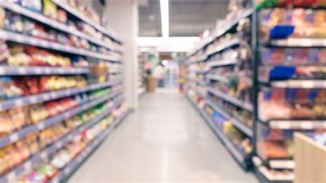 Variedad de gazpachos en un lineal de supermercado