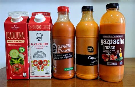 Mesa con diferentes envases de gazpacho de supermercado