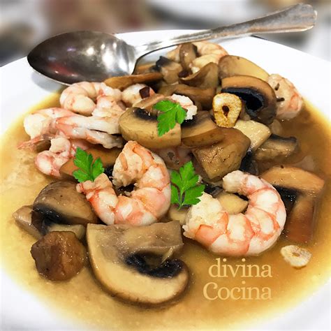 Ingredientes frescos para merluza con champiñones y gambas