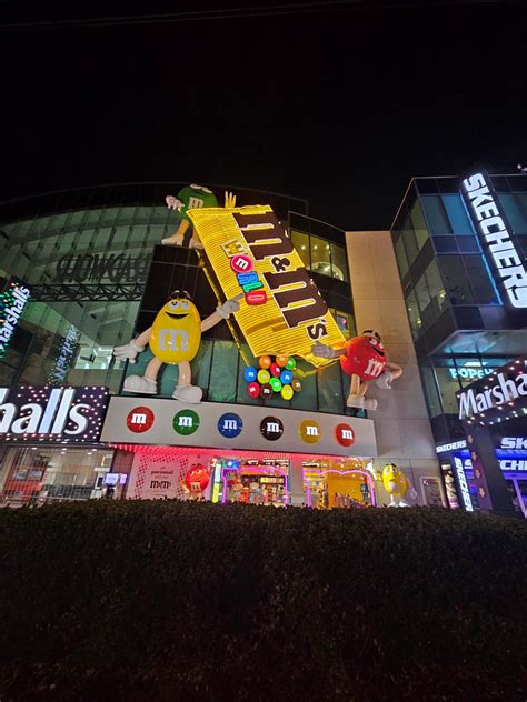 Exterior de M&M's World en Las Vegas con los personajes M&M's
