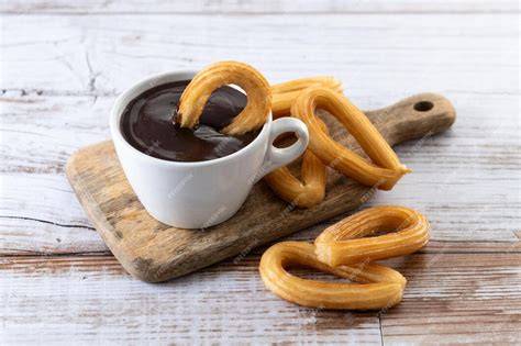 Churros con chocolate caliente servidos en una mesa