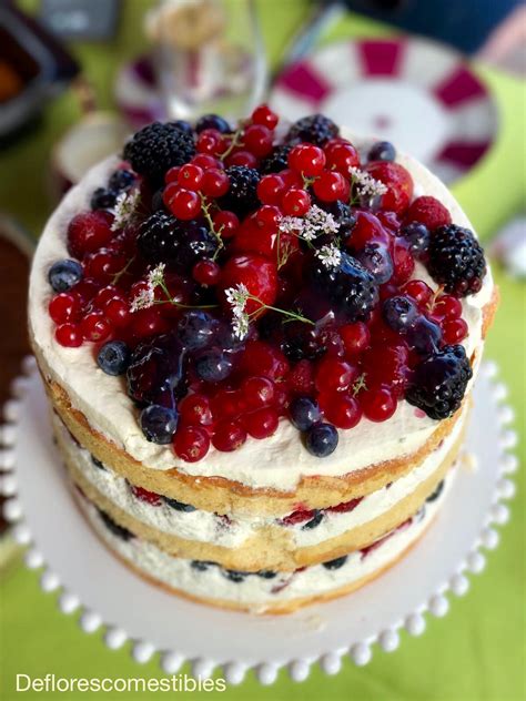 Tarta de la abuela decorada con frutos rojos y menta