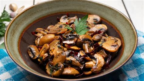 Ingredientes para boletus al ajillo con jamón