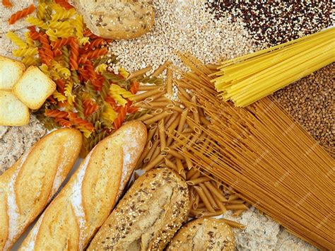 Variedad de productos hechos con espelta: pan, pasta y galletas