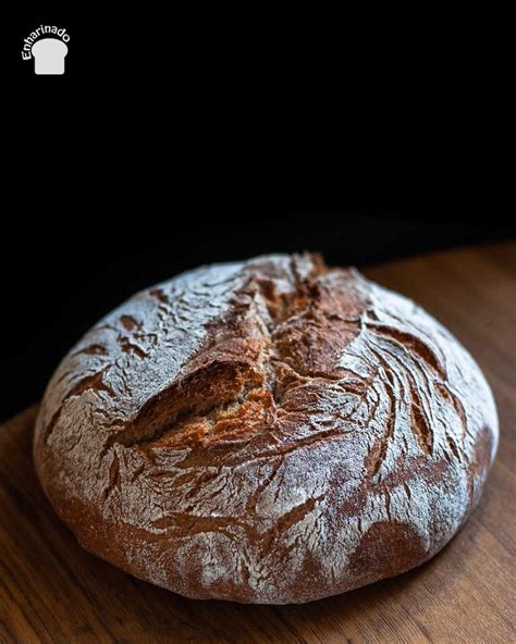 Hogaza de pan de espelta recién horneada