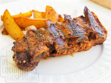 Costillas de ternera asándose lentamente en el horno